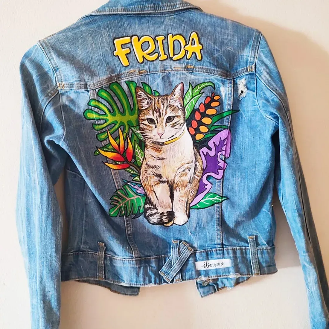 Una chaqueta vaquera con un gato pintado.