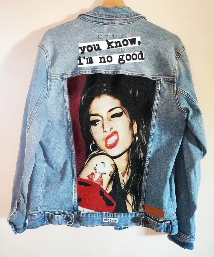 Una chaqueta vaquera tiene una foto de Amy Winehouse en la espalda.