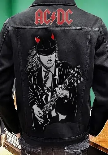 Un hombre lleva una chaqueta vaquera negra con una imagen de AC DC en la espalda.