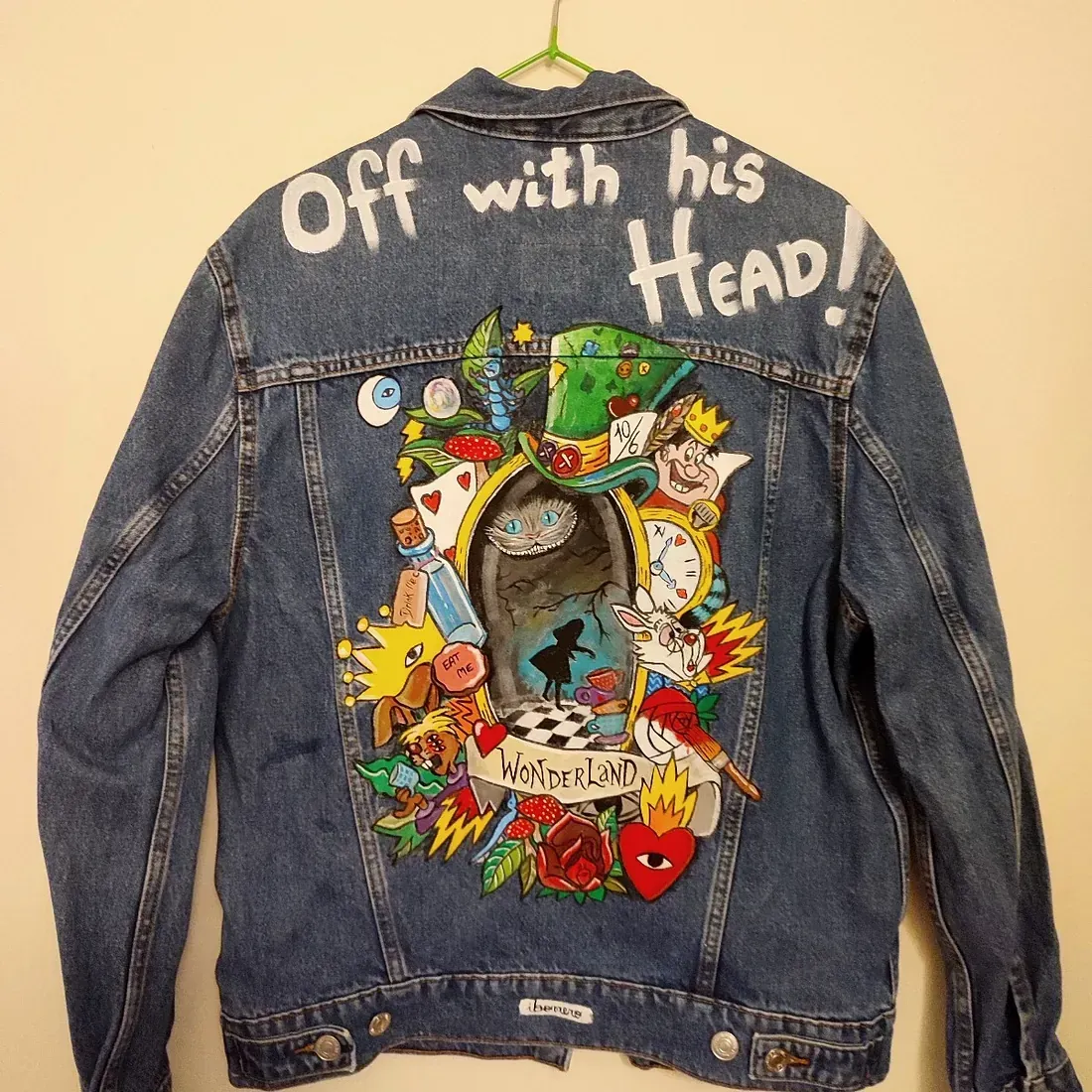 Una chaqueta vaquera con las palabras 