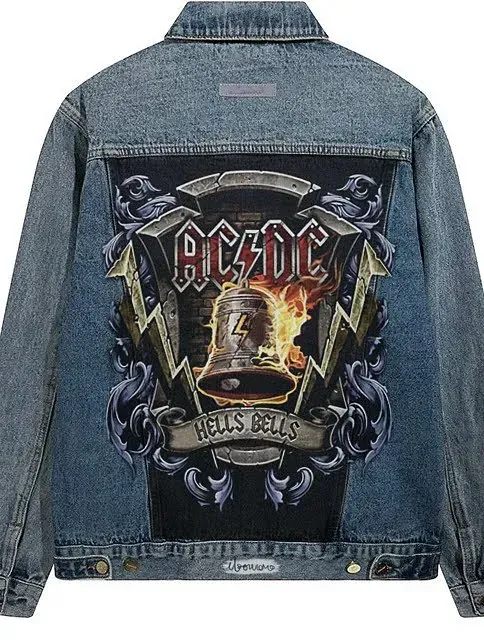 Una chaqueta vaquera con una imagen de AC DC en la espalda.