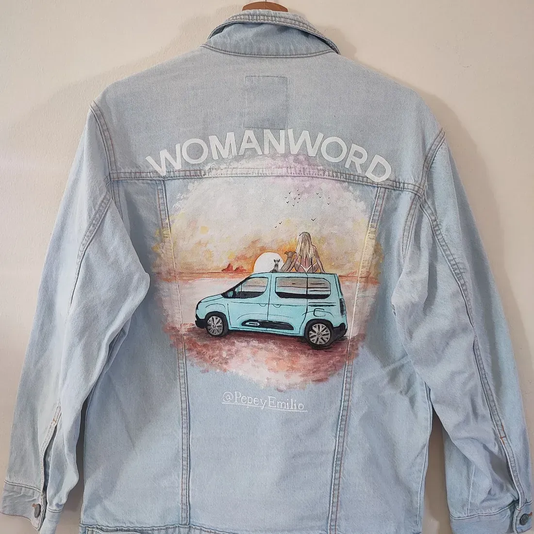 Una chaqueta vaquera con la imagen de un coche en la espalda.