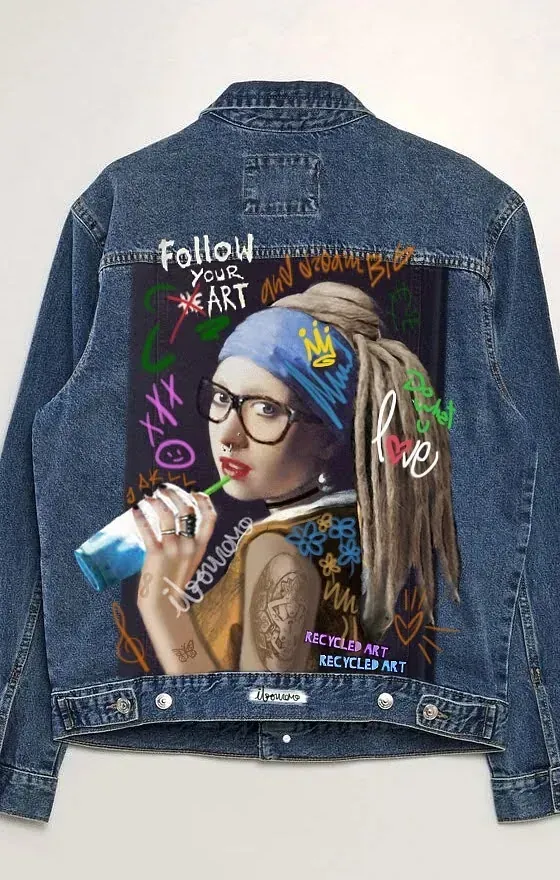 La parte trasera de una chaqueta vaquera con una pintura de una niña con un pendiente de perla.