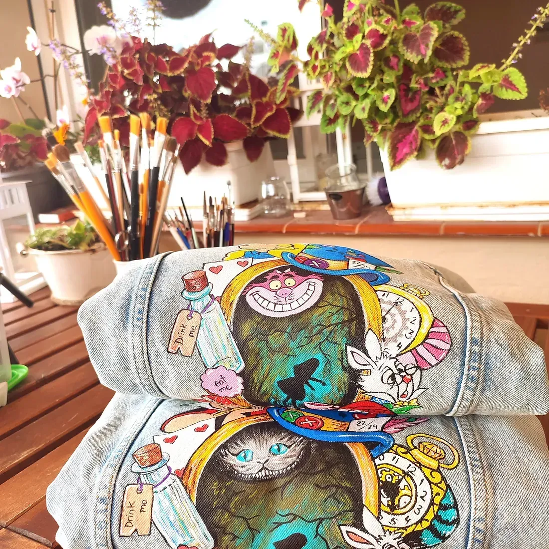 Una chaqueta vaquera con un dibujo de un gato.