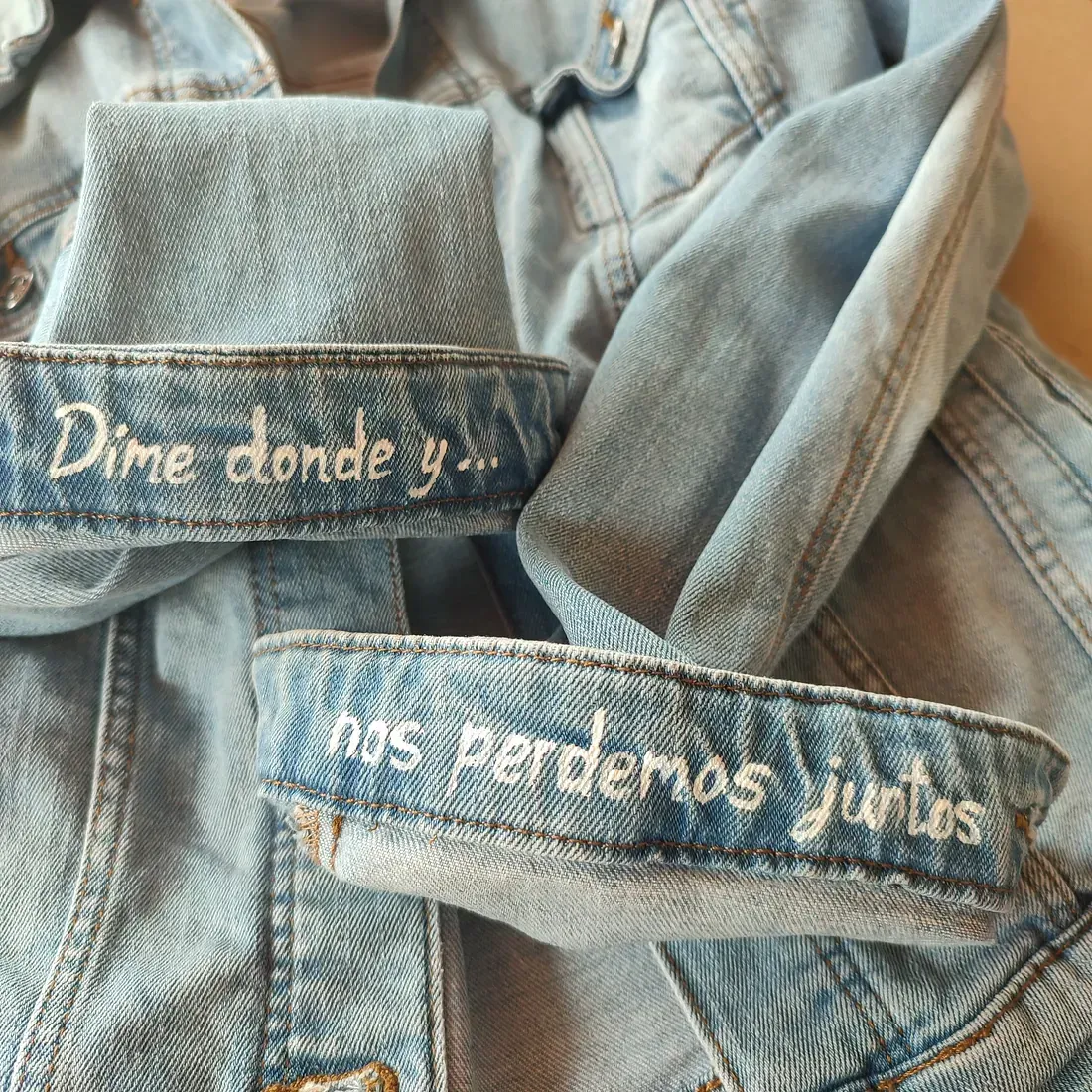 Una chaqueta vaquera con las palabras «dime donde y has perdemos juntos» bordadas en las mangas.