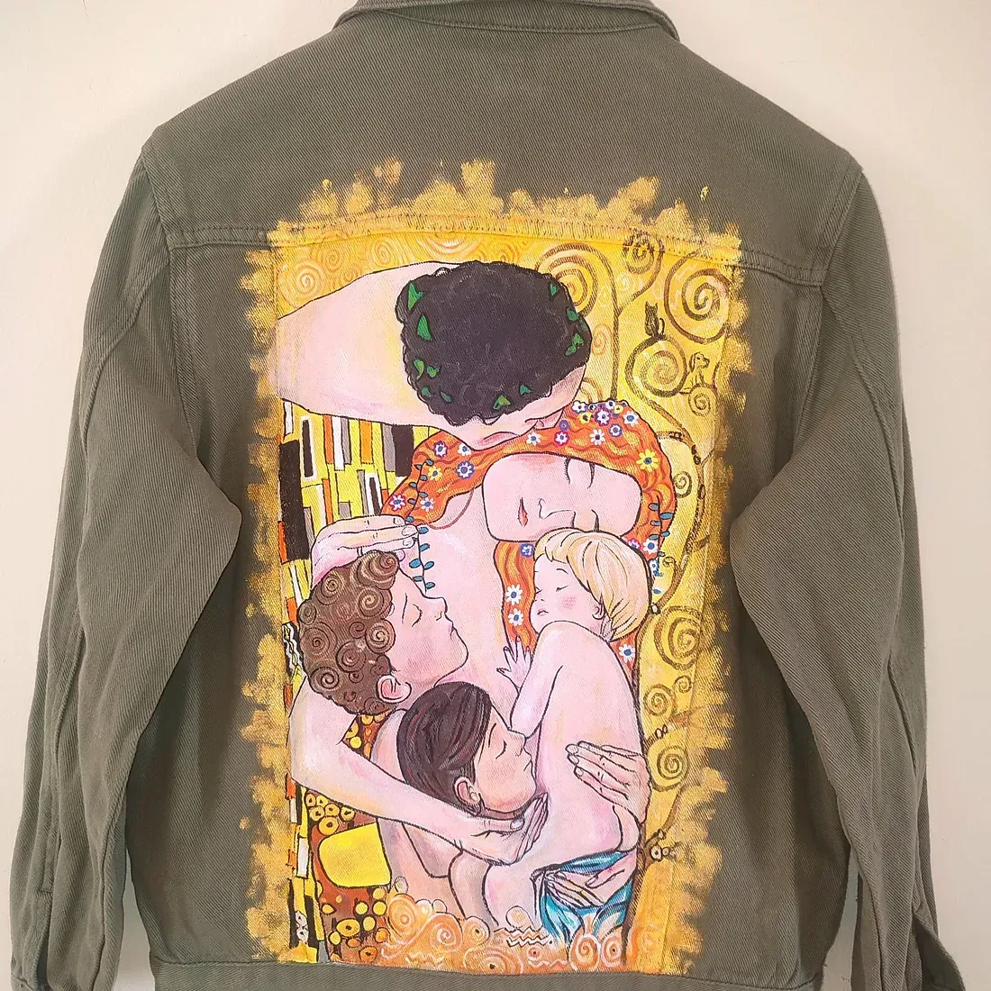 Una chaqueta con una pintura en la espalda.