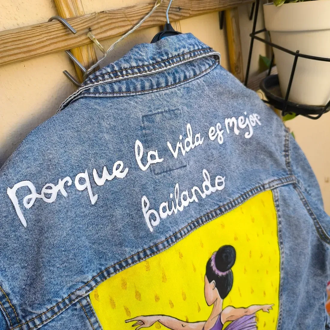 Una chaqueta vaquera con la imagen de una bailarina.