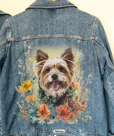 Una chaqueta vaquera con un dibujo de un perro en la espalda.