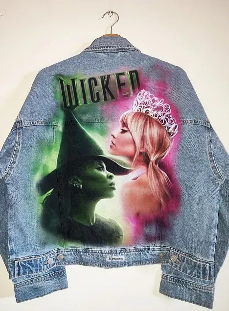 Una chaqueta vaquera con la imagen de una bruja y una princesa.
