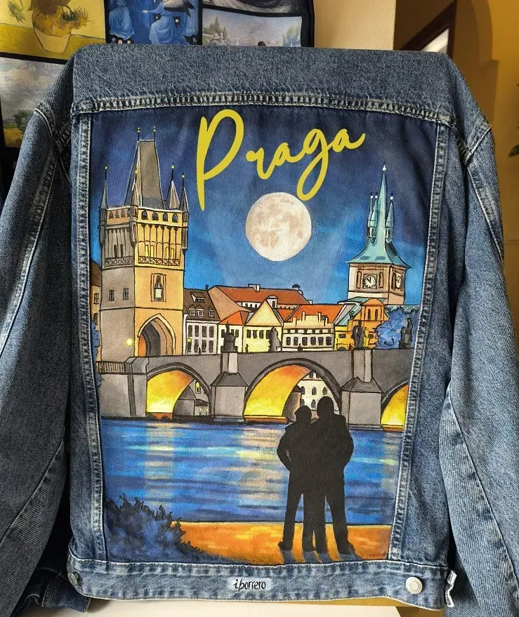 Una chaqueta vaquera con una imagen de Praga.
