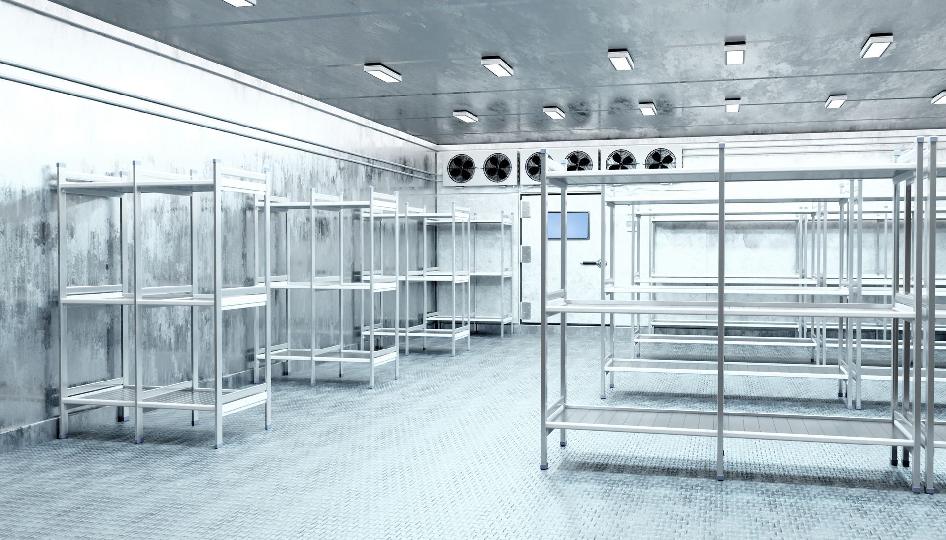 Salle vide avec des rangées d'étagères métalliques et des enceintes vitrées sous une lumière vive