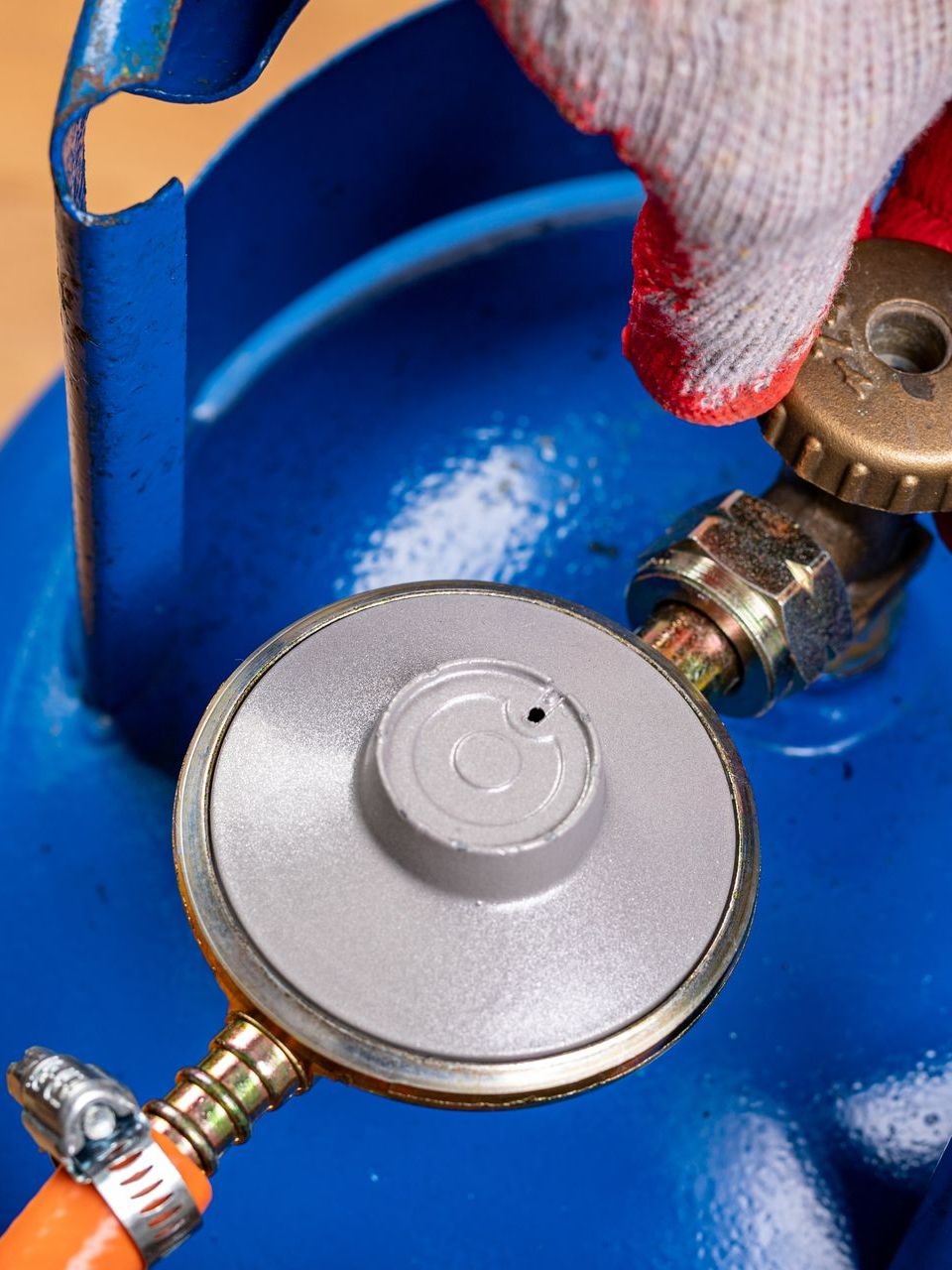 Une main qui ouvre une bouteille de gaz 