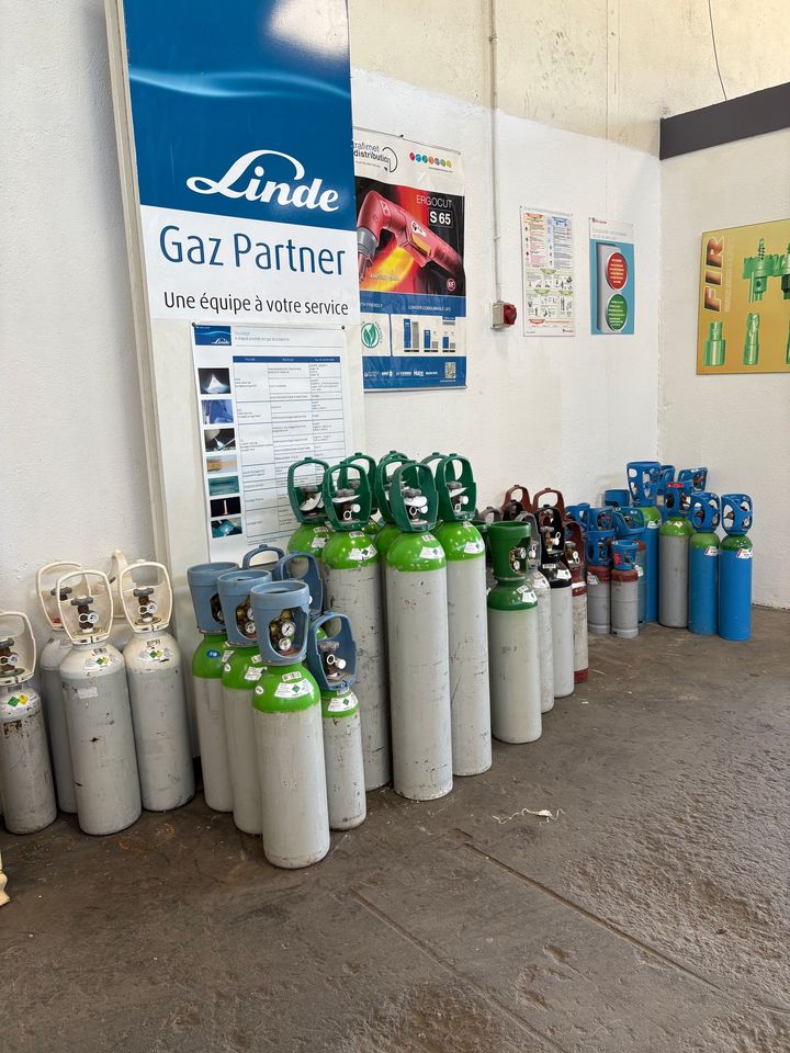 Lot de bouteilles de gaz, grandes et petites