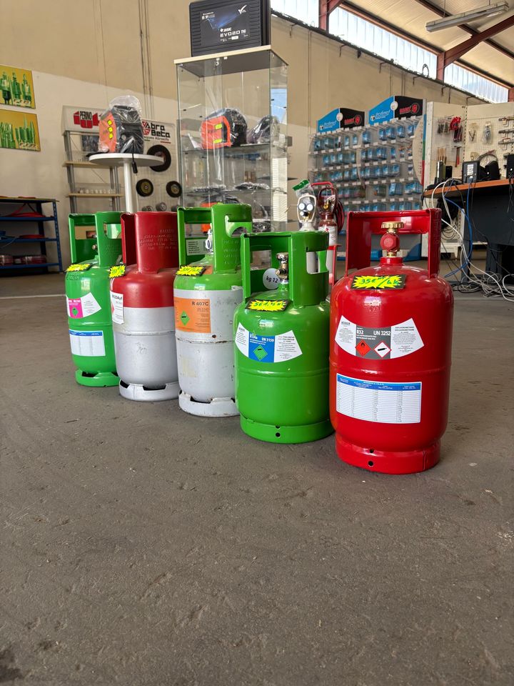Cinq bouteilles de gaz