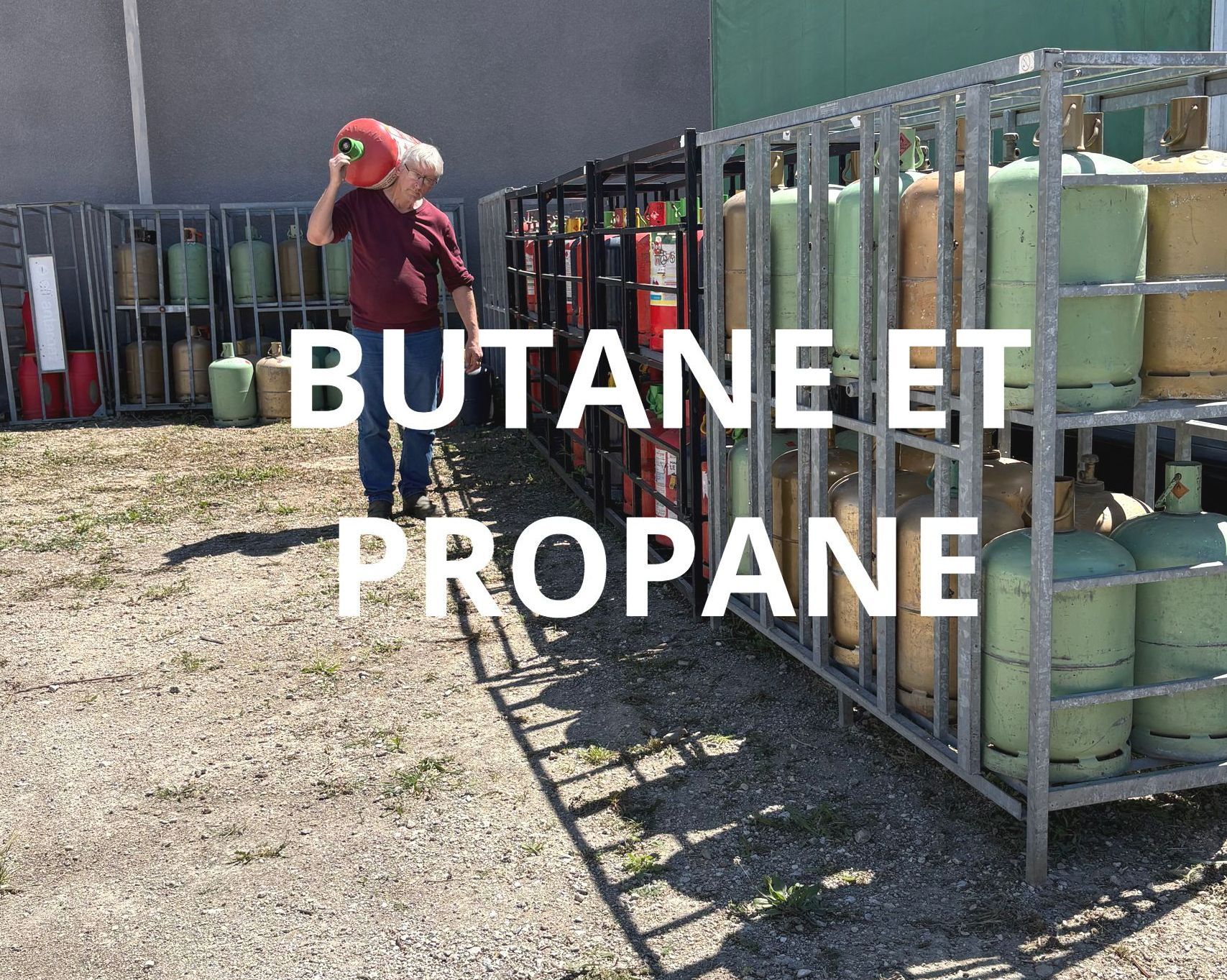Une main qui ouvre une bouteille de gaz 