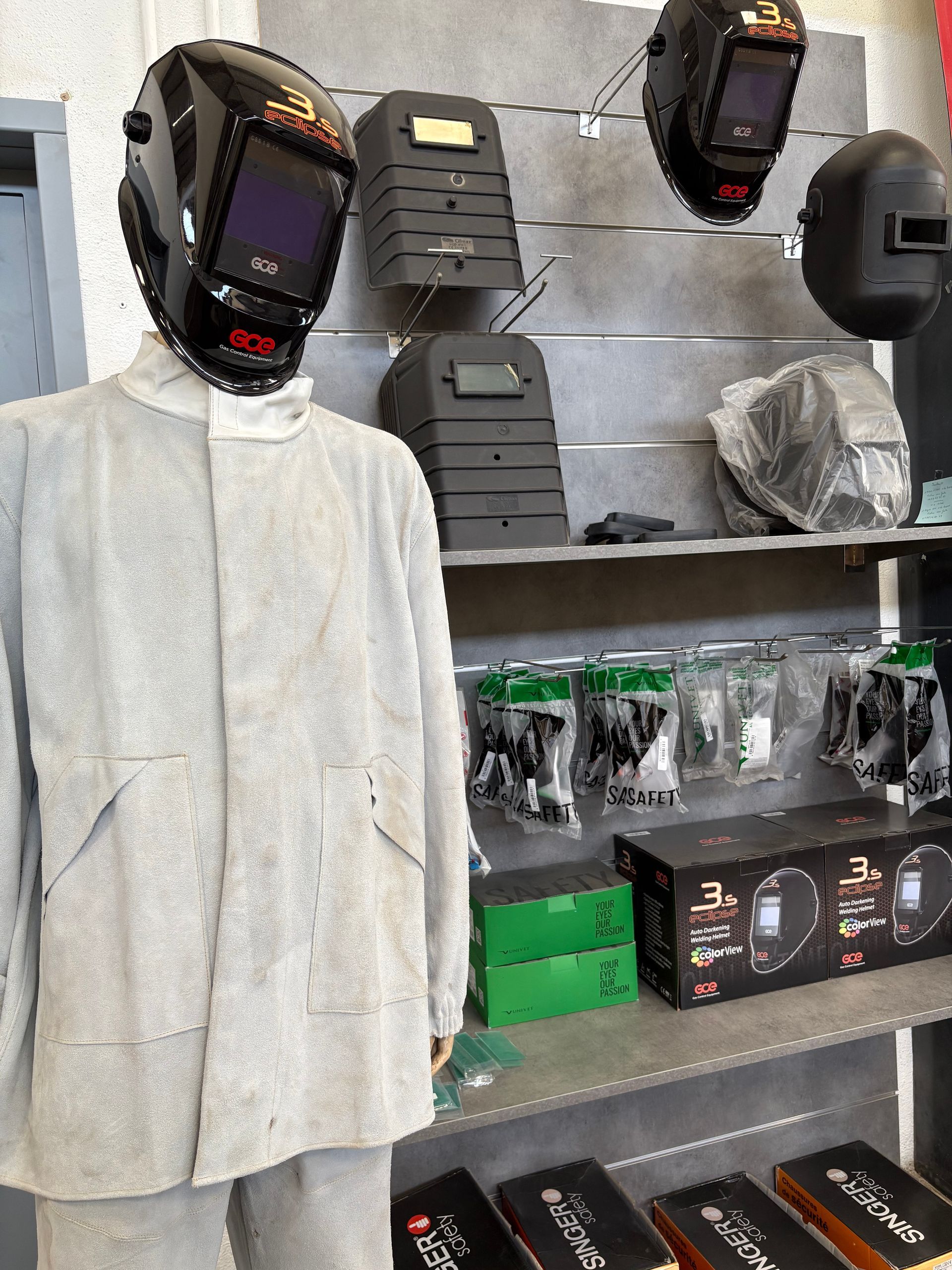 Une personne avec masque et gants de protection