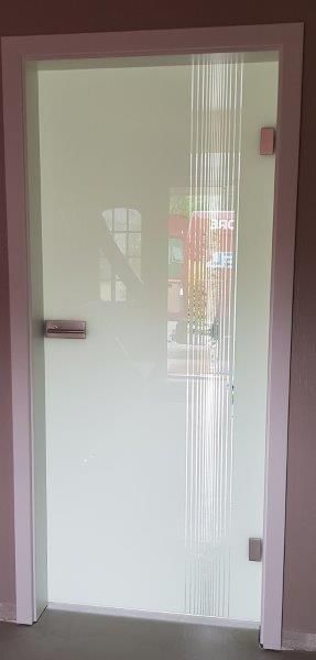 In einem Raum befindet sich eine Glastür mit einem Muster.