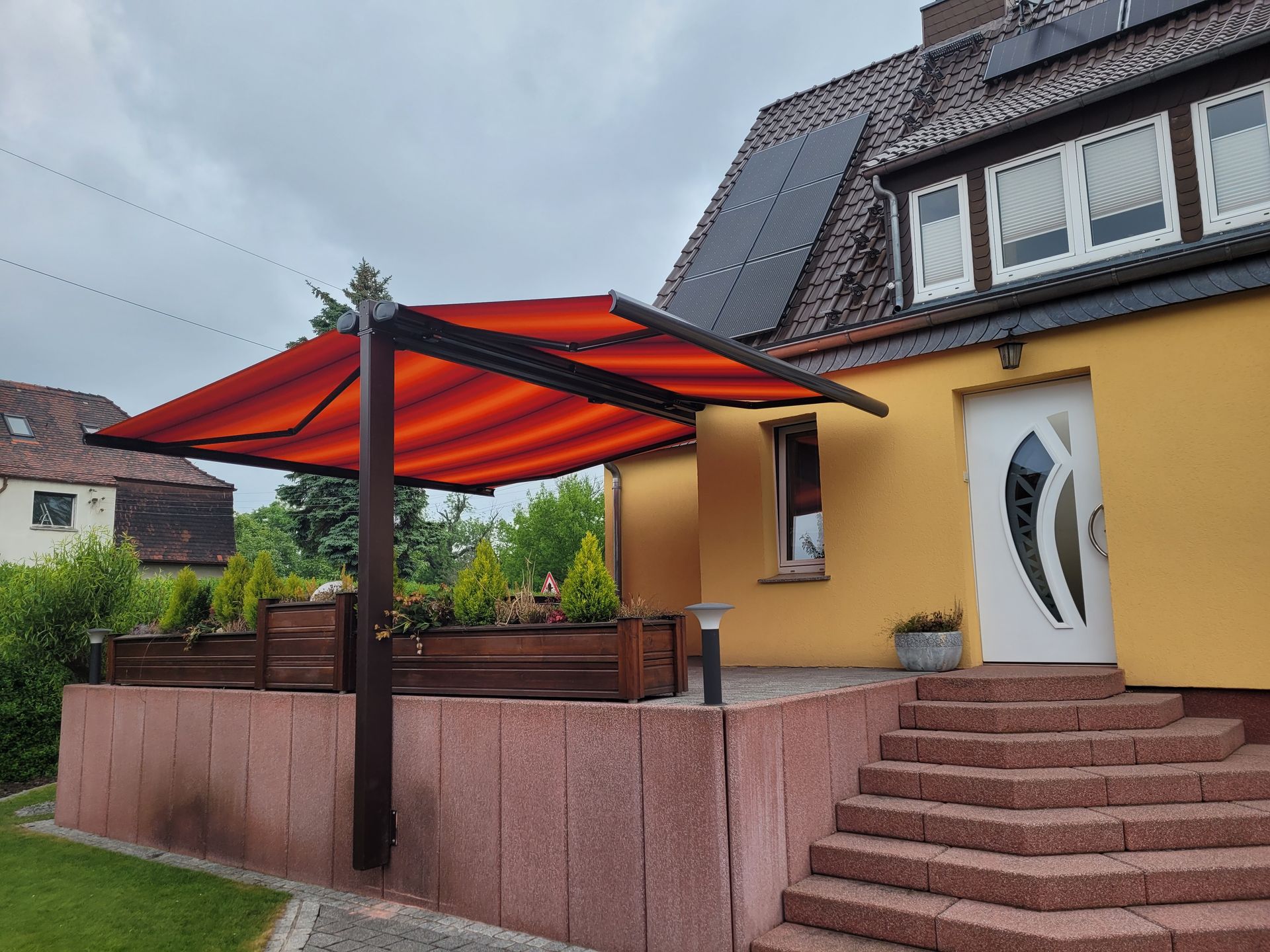 Terrasse vor gelben Haus