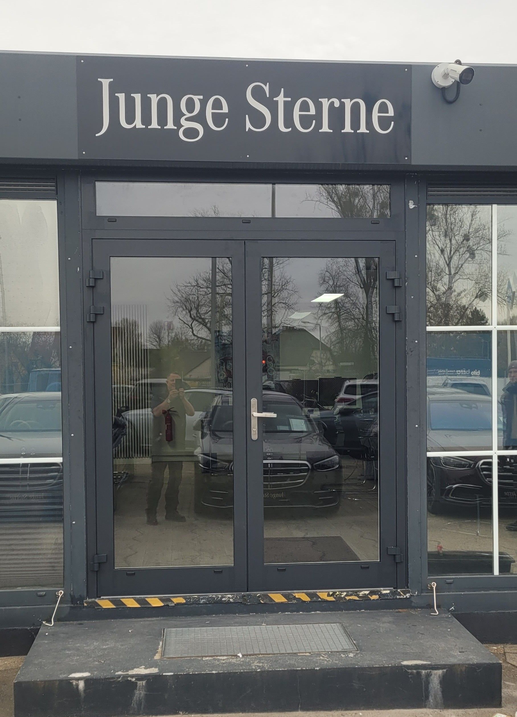 Der Eingang zu einem Autohaus der Marke