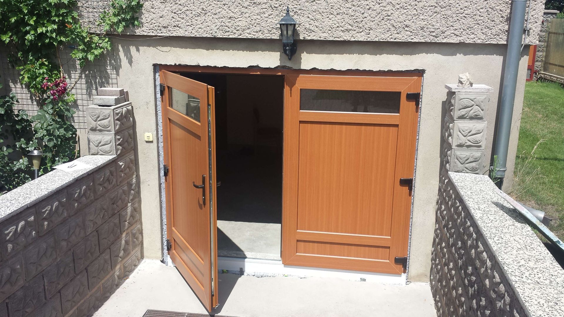 Ein hölzernes Garagentor ist an einem sonnigen Tag geöffnet