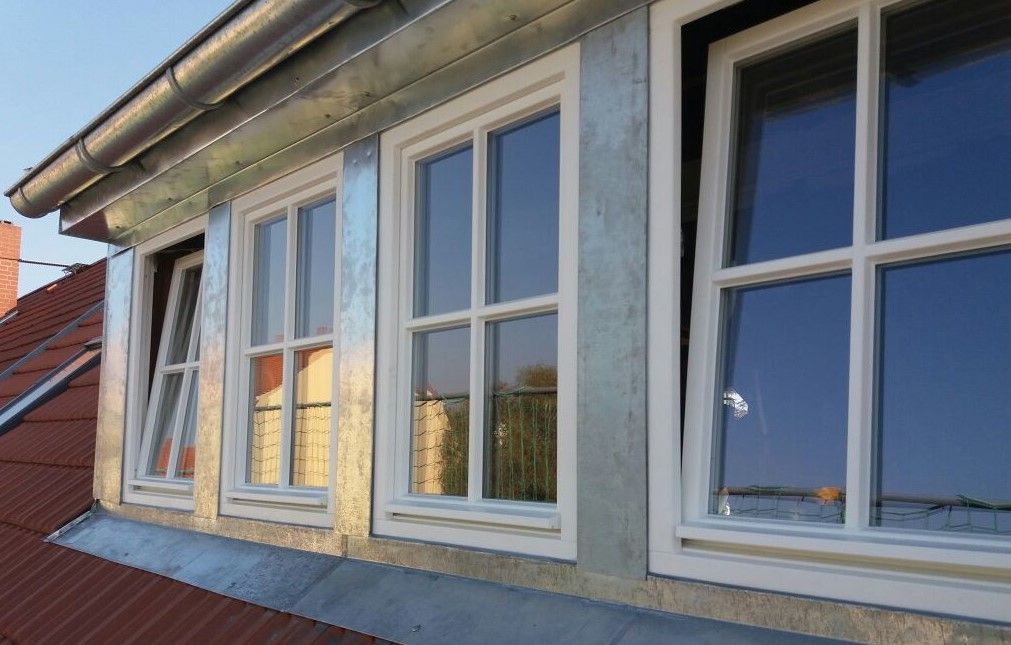 Eine Reihe von Fenstern an der Seite eines Gebäudes