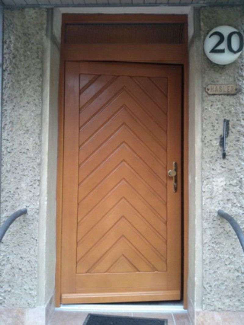 Eine Holztür mit der Nummer 20 darauf
