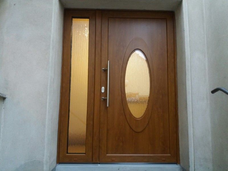 Eine Holztür mit einem Glasfenster an der Seite.