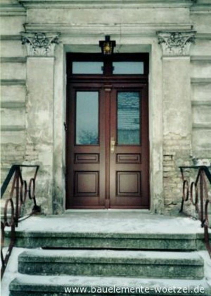 Ein Bild einer Tür mit der Website www.bauelemente-wetze.de auf der Unterseite