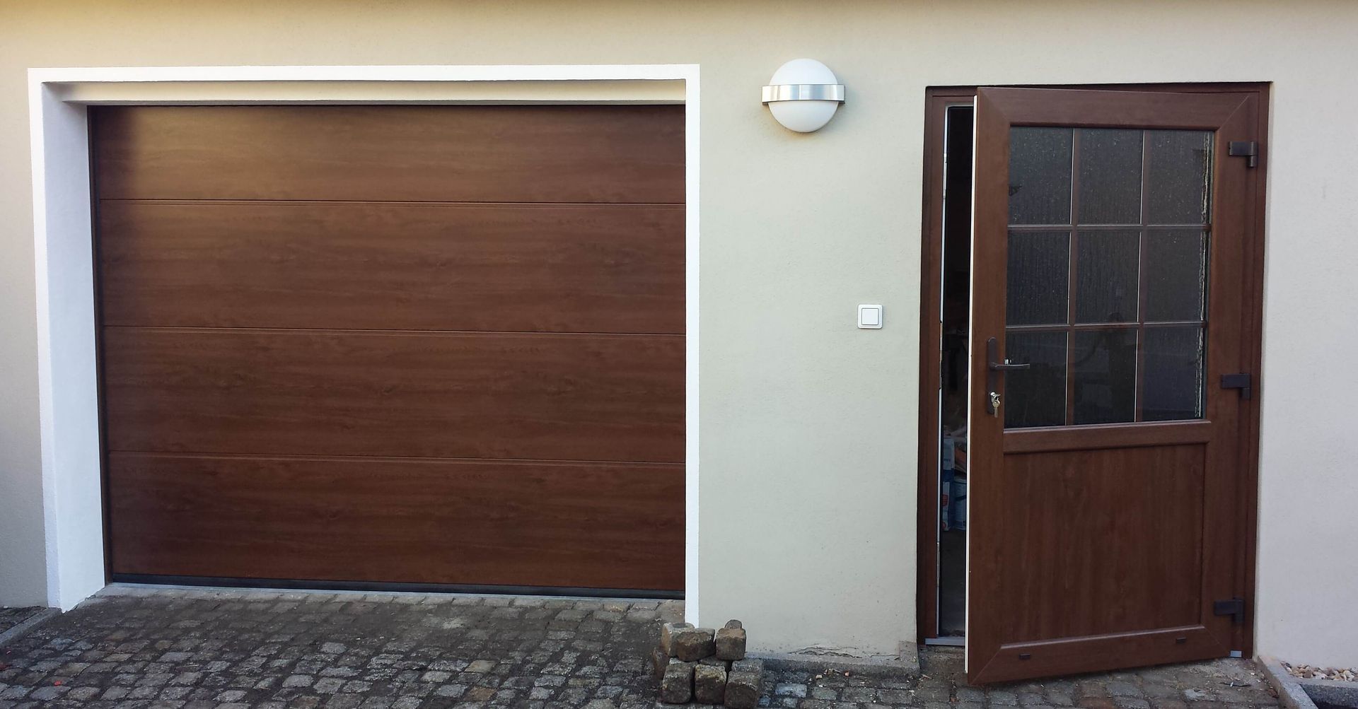 Eine Garage mit einer braunen Tür und einer weißen Wand