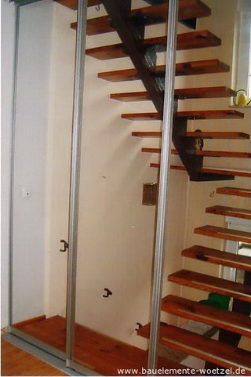 Ein Bild einer Holztreppe mit der Website www.bauelemente-woel.co