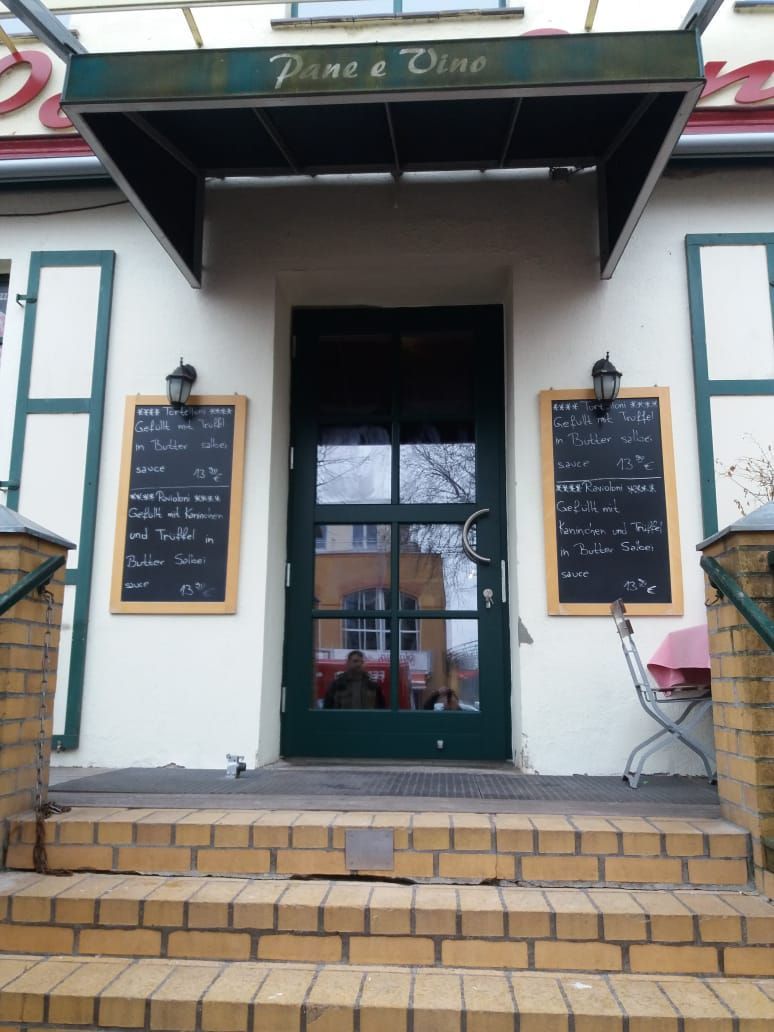 Der Eingang zu einem Restaurant namens Pane & Dine