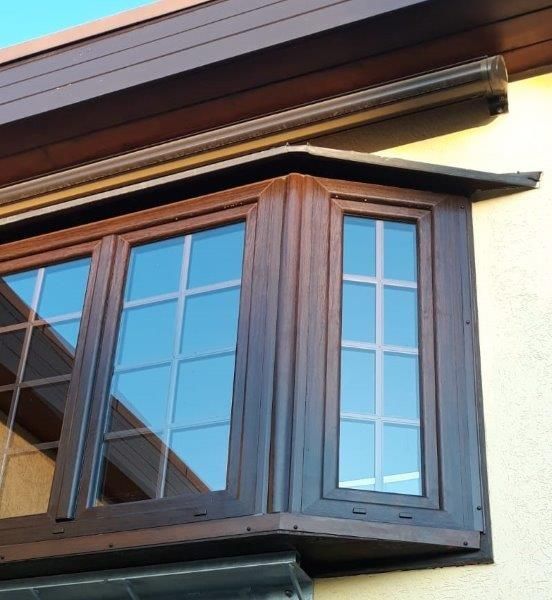 Ein Erkerfenster an einem Haus mit einem blauen Himmel dahinter