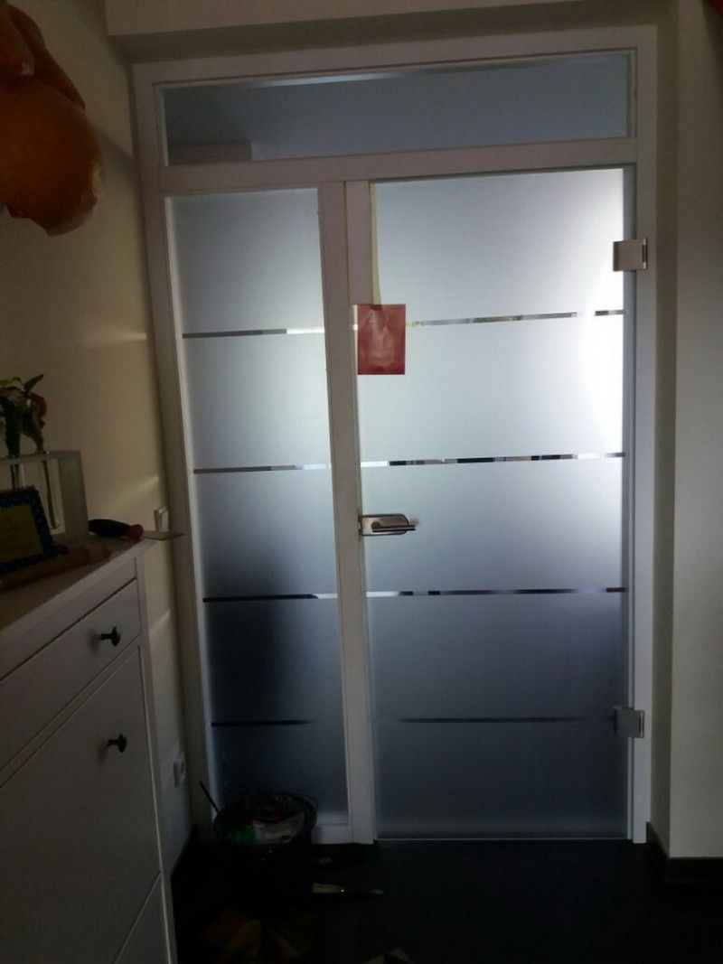 Eine Glastür mit weißem Rahmen und Milchglas