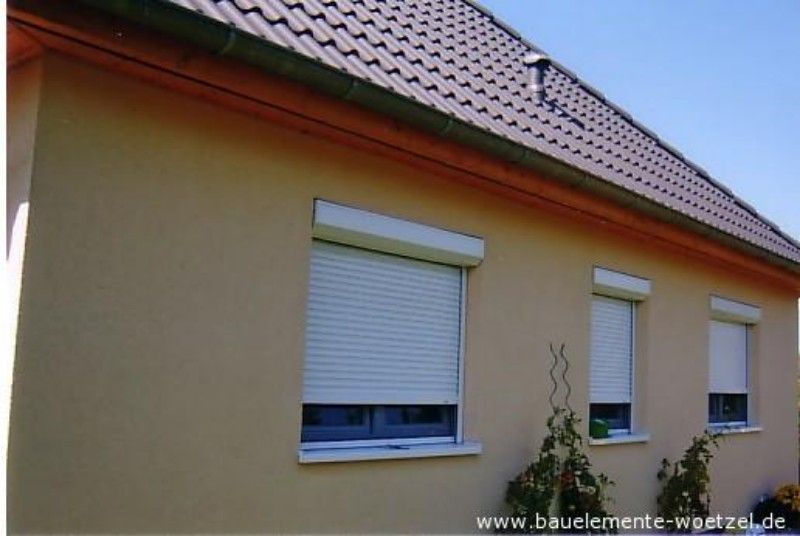 Ein Bild von einem Haus mit Fensterläden