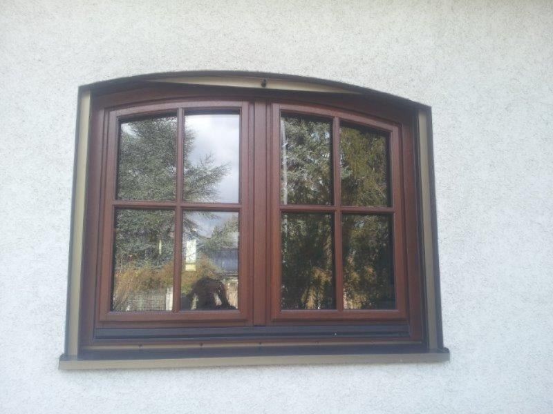 Ein Fenster an einer weißen Wand mit einem Holzrahmen
