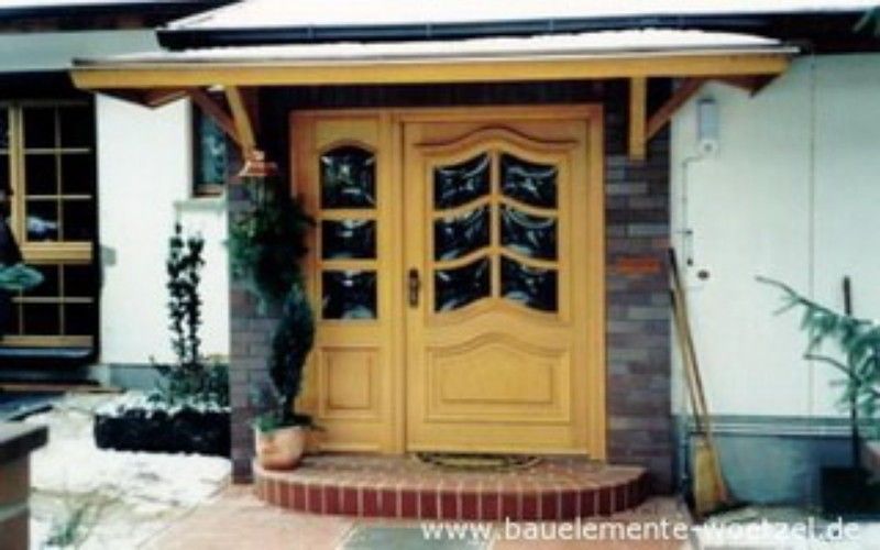 Über der Eingangstür eines Hauses befindet sich ein Vordach
