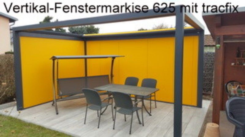 Eine Pergola mit einem Tisch und Stühlen darunter