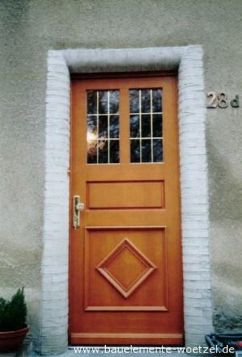 Eine Holztür mit der Nummer 28 darauf