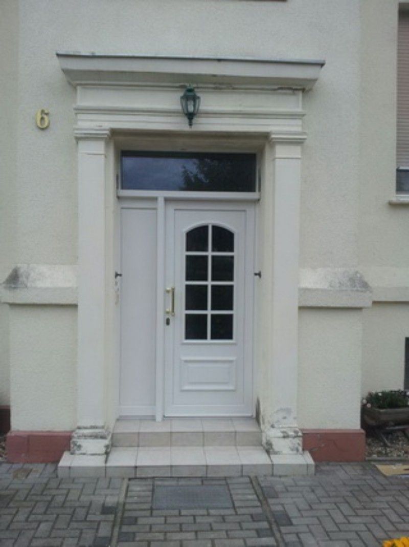 Eine weiße Tür mit der Nummer 5 darauf