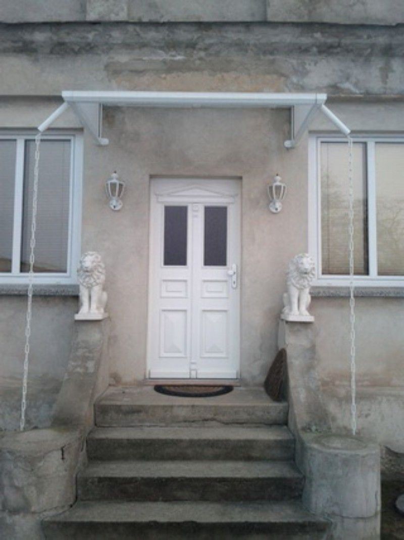 Eine weiße Tür mit einem Baldachin darüber