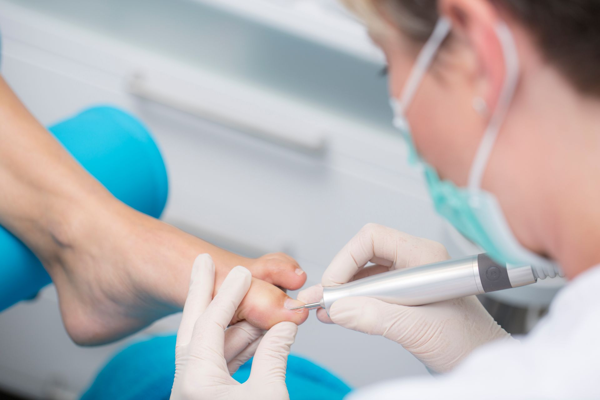 Une personne se fait couper les ongles des pieds par un prothésiste ongulaire.