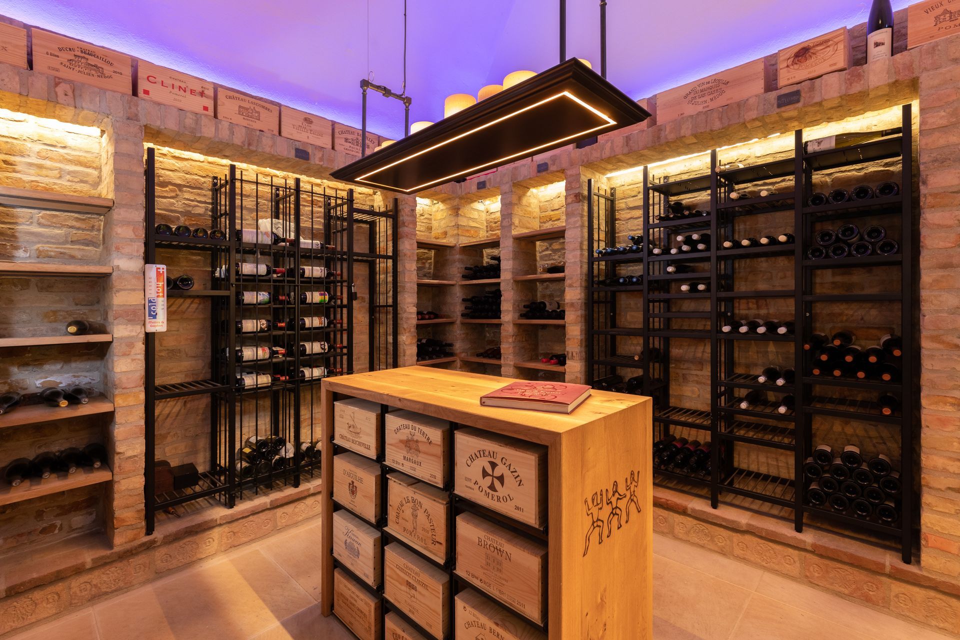Ein moderner Weinkeller mit Backsteinwänden, beleuchteten Metallregalen, einer zentralen hölzernen Lagerinsel und violetter Beleuchtung.
