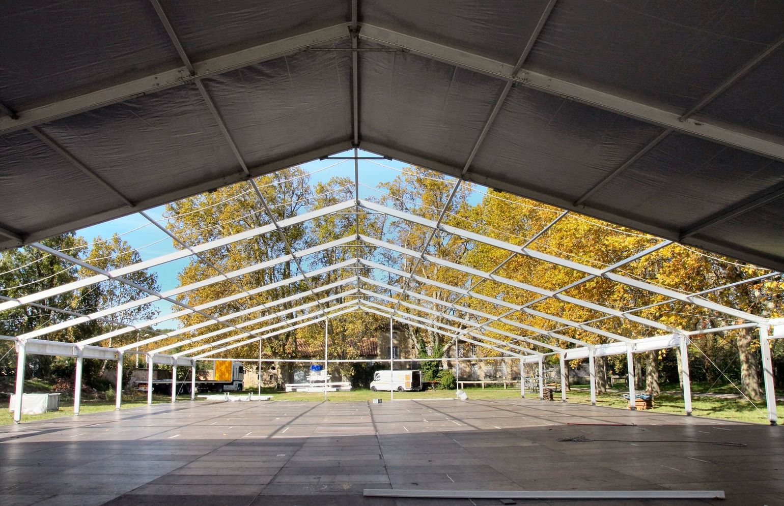 Un barnum en cours de montage pour un événement