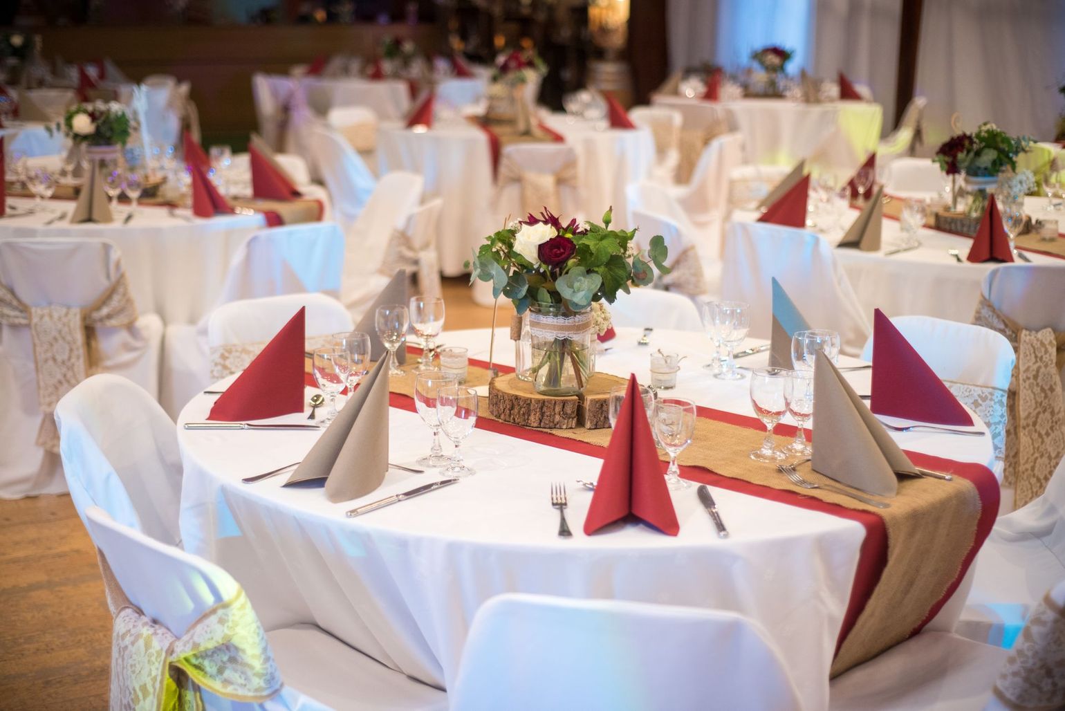 Des tables rondes dans une salle de réception