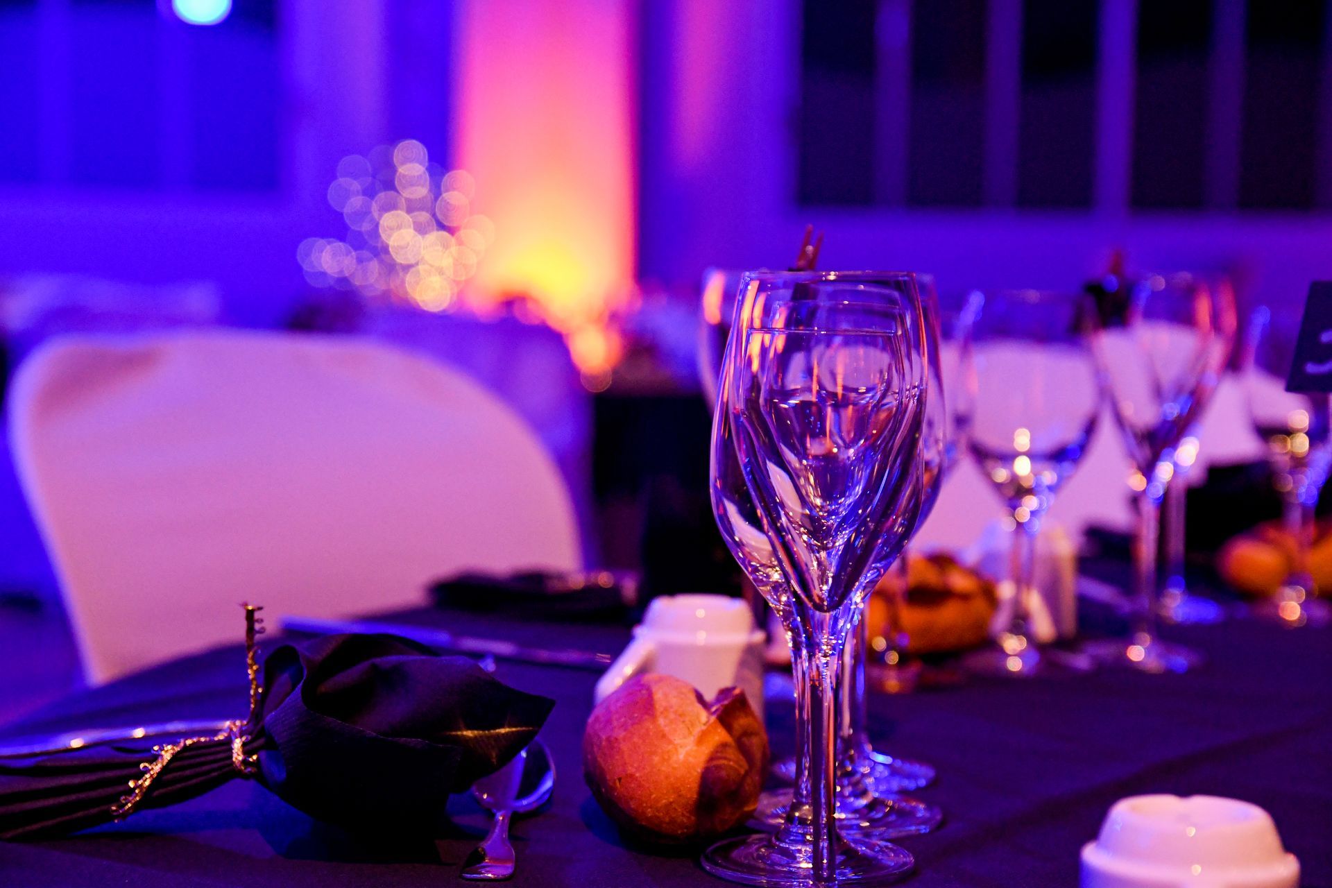 Des couverts sur les tables pour une occasion d'entreprise