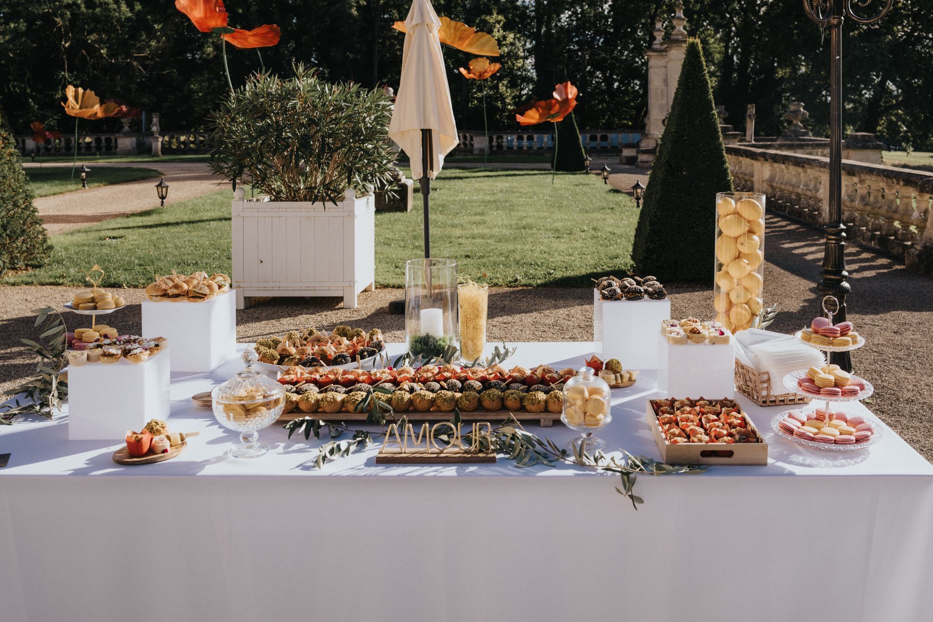 Un banquet avec de la nourriture.