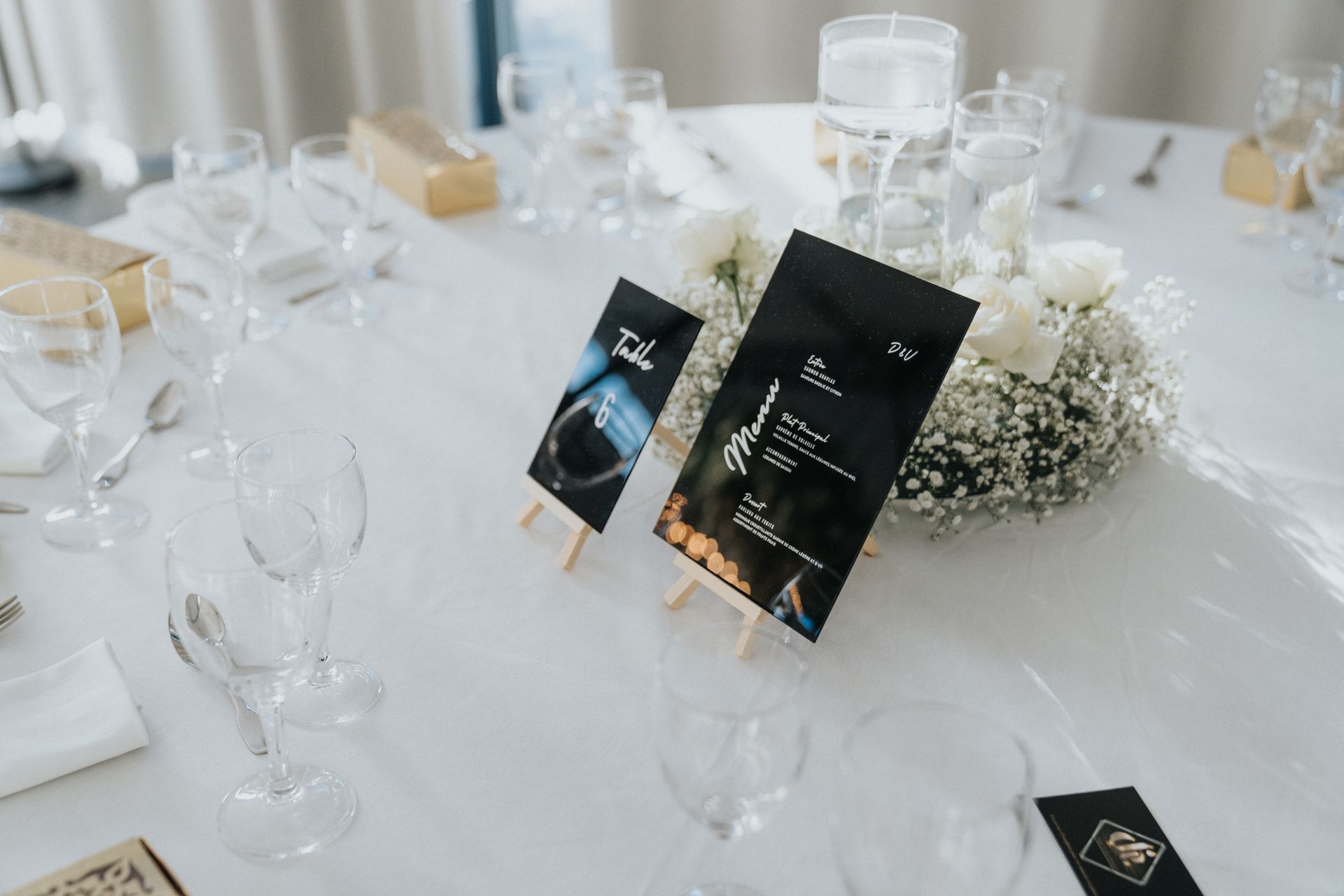 Une table de mariage avec le menu.
