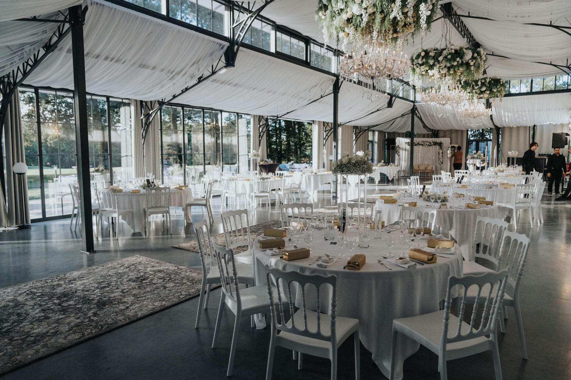 Des tables et des chaises.