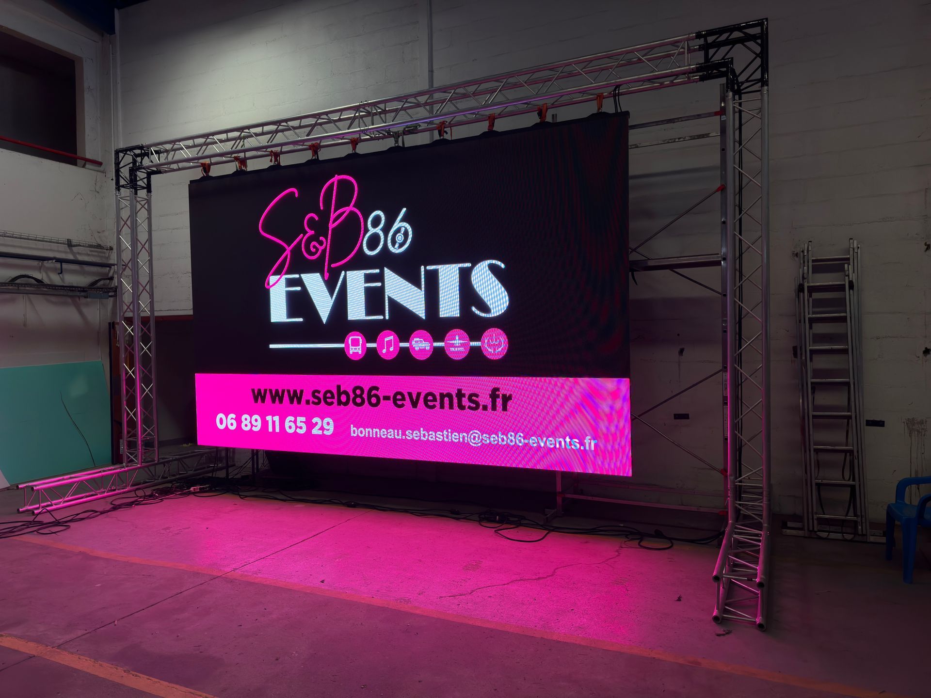Un écran géant rose et noir.