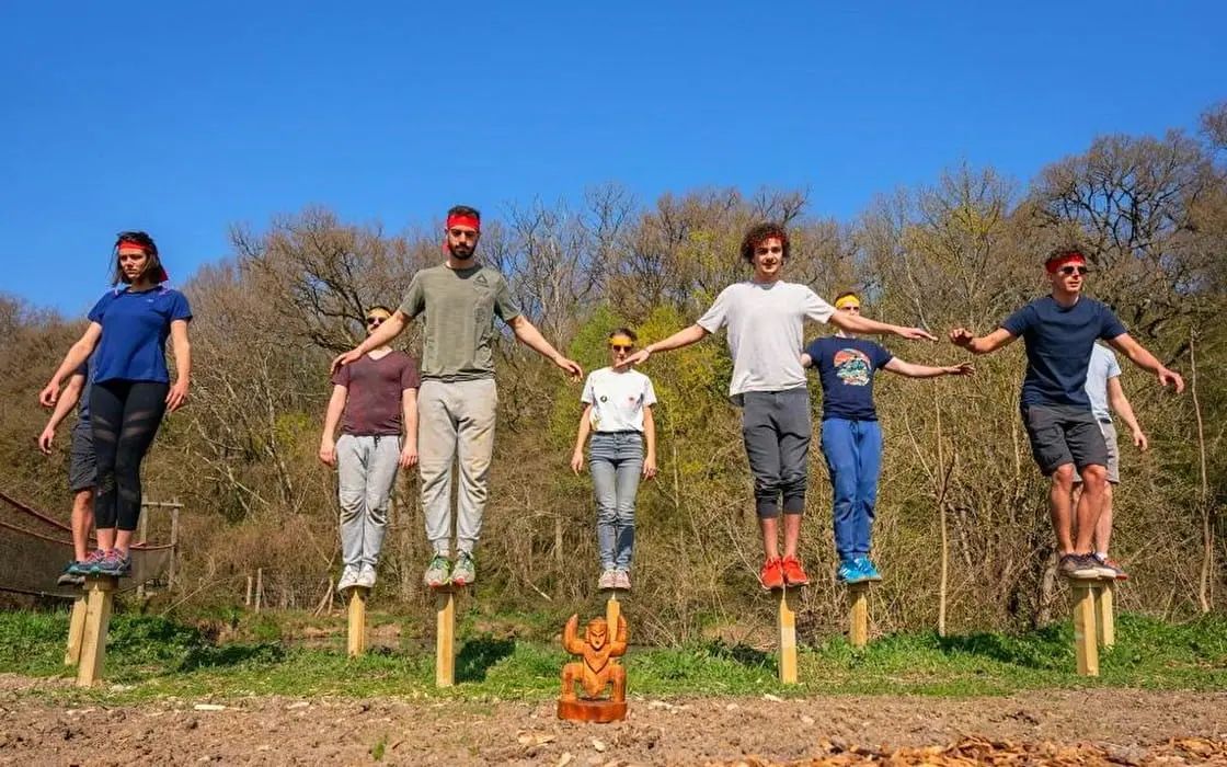 Des personnes sur des poteaux.